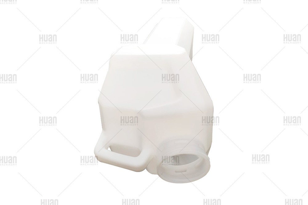 Plastic water container for pesticide spray machine