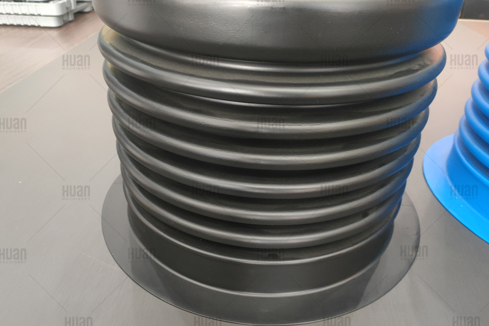 Stretchable plastic bucket container