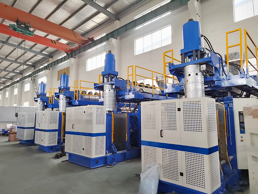 What is the structure of the extrusion blow molding machine? 