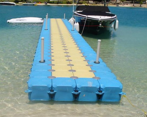 Extrusion blow molding machine for floating pontoon